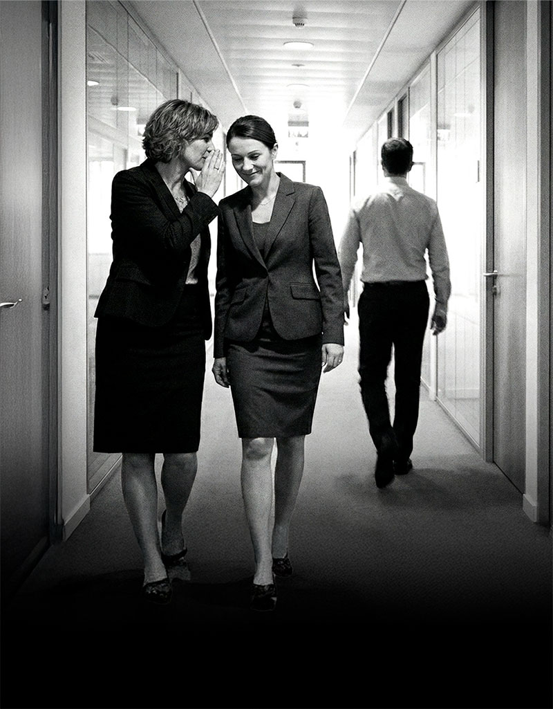 colleghe che sparlano nel corridoio